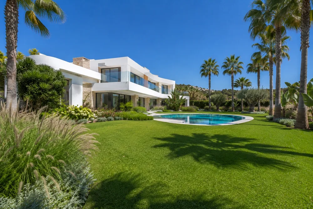 Entorno de piscina con paisajismo mediterráneo en Sant Cugat